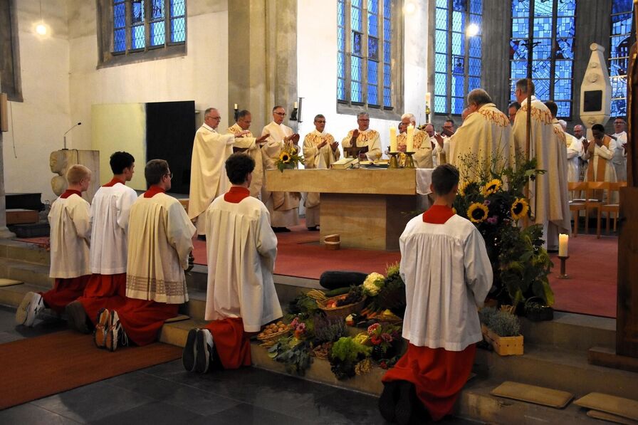 A new monastery was blessed in Magdeburg. Our schola accompanied the event with singing.