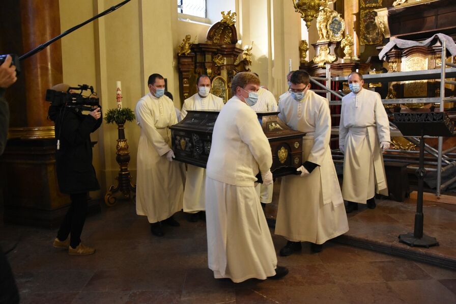 Vyjmutí ostatků sv. Norberta u příležitosti 900 let řádu